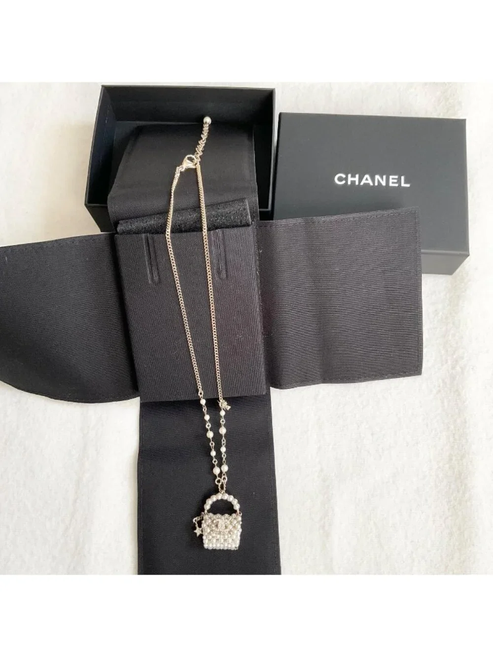 CUTE Chanel white faux pearl mini  purse bag star necklace golden chain